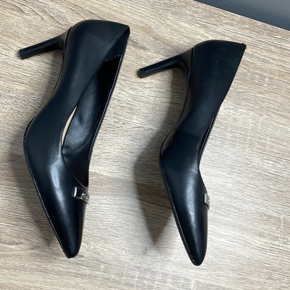 DKNY Pointed Toe Smooth Genuine Leather Heels Pumps Silver Logo Size 8.5 - Picture 5 of 13